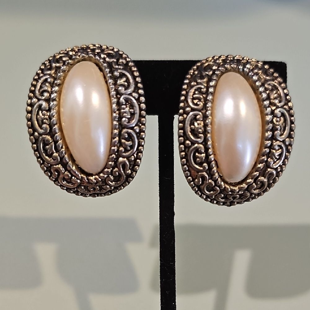 Elegant Pearl and Gold Women's Earrings